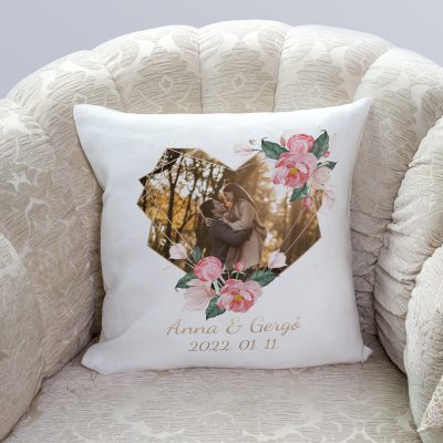 Fénykép rózsás szív formában párna, nevekkel, dátummal