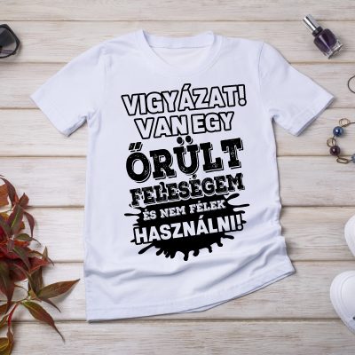 Vigyázat van egy őrült feleségem póló