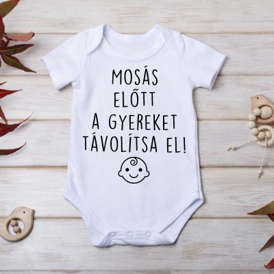 Mosás előtt a gyereket távolítsa el body