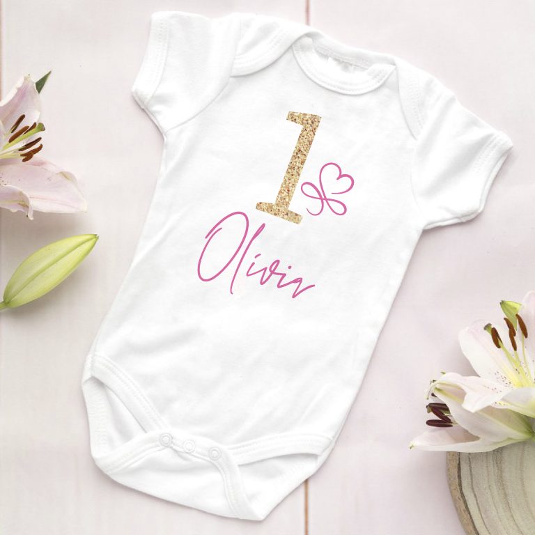 Első szülinapos gyerek body rózsaszín felirattal, saját névvel Lovenir.hu