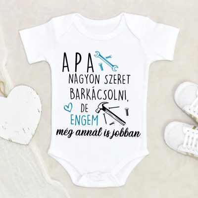 Kisfiús apa nagyon szeret body