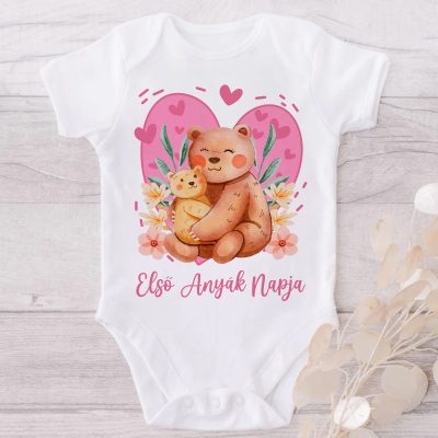 Első anyák napja rózsaszín ölelkező macis body