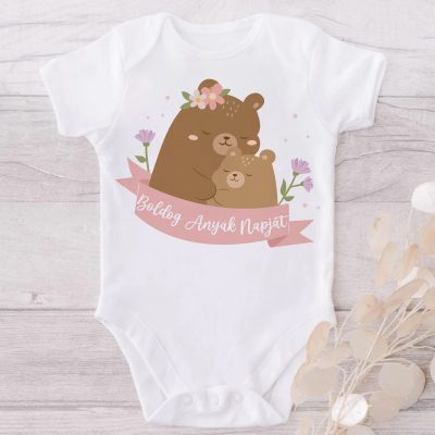 Boldog anyák napját virágos ölelkező macis body