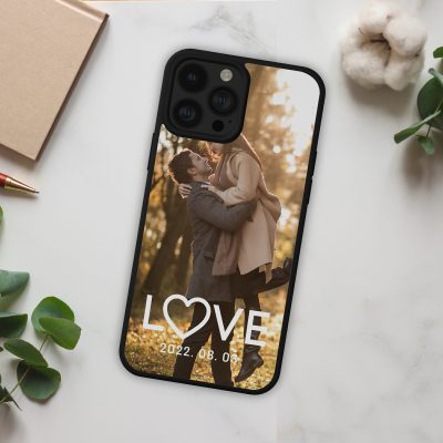 Fényképes telefontok, love felirattal és dátummal