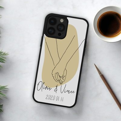 Kéz a kézben telefontok, névvel és dátummal