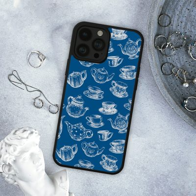 Csészikék kék háttérrel telefontok