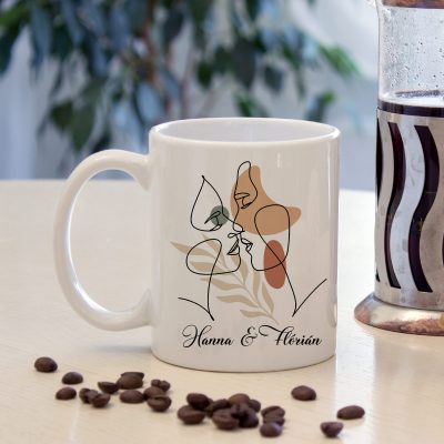 Vonalrajzos szerelmespár bögre, nevekkel