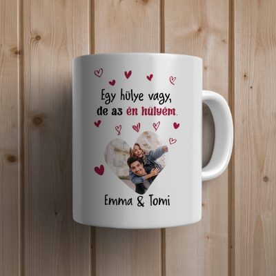 Egy hülye vagy, de az én hülyém bögre, fényképpel és nevekkel