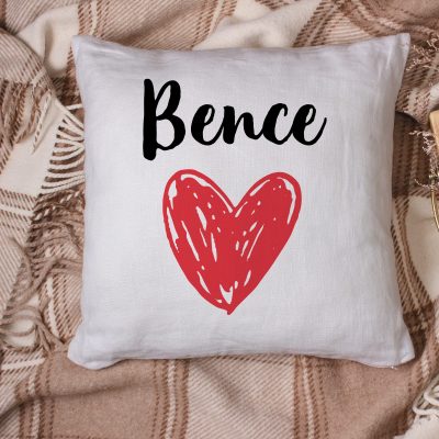 Piros szivecskés párna, névvel
