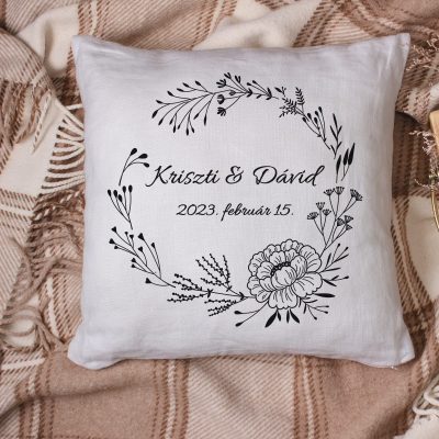 Vonalrajzos virágkoszorús párna, nevekkel, dátummal