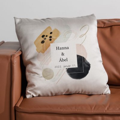 Absztrakt mintás párna, nevekkel, dátummal