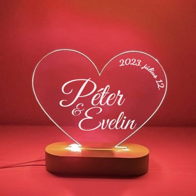 Szív alakú LED lámpa nevekkel és dátummal