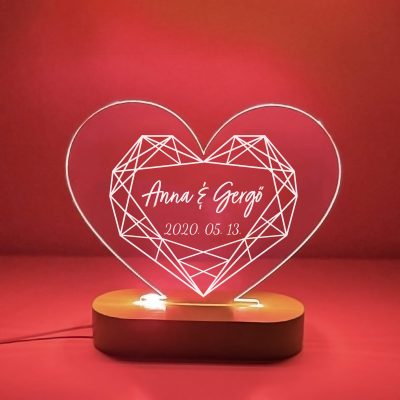 Szív alakú LED lámpa szívben nevekkel és dátummal