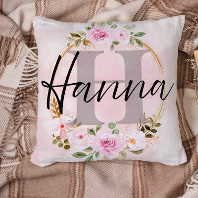 Keresztnév kezdőbetűvel virágkoszorúban párna