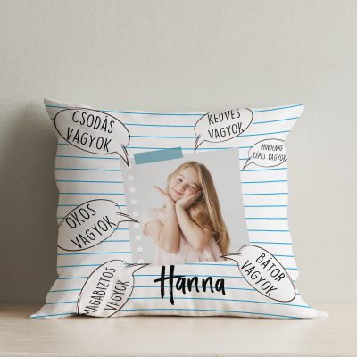 Csodás vagyok, bátor vagyok párna vonalas háttérrel névvel