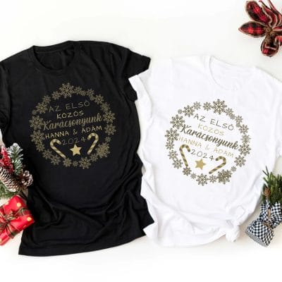 Az első közös karácsonyunk arany hópelyhes koszorúval páros póló