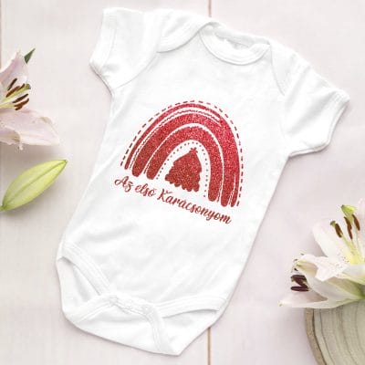 Az első Karácsonyom body, piros fenyőfával és szivárvánnyal