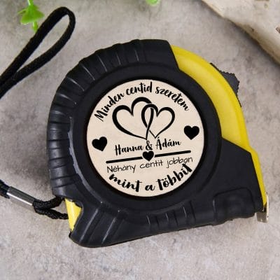 Minden centid szeretem, néhány centit jobban mérőszalag névvel, gravírozott fával