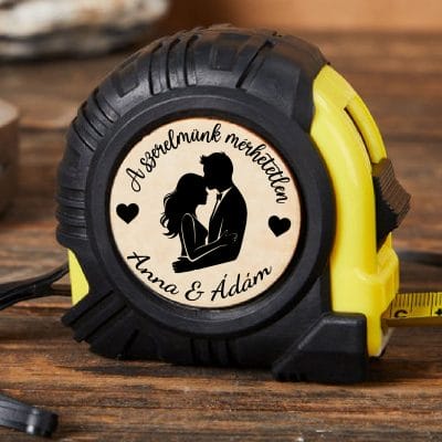 A szerelmünk mérhetetlen mérőszalag névvel, gravírozott fával