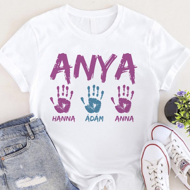 Anya póló, nevekkel, kézlenyomatokkal